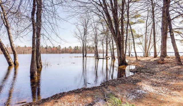 Walk to Private Beach & Boat Launch: Mayfield Home
