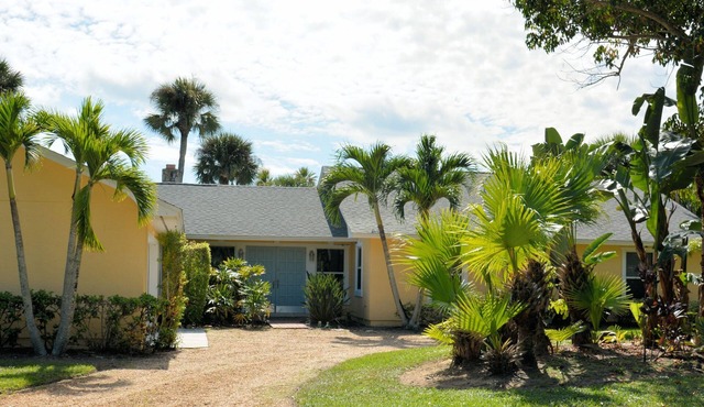 Walk to private beach Heated pool Kayaks bikes quiet tropical back yard