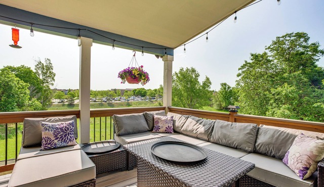 Walk to Rec Center: Spacious Highlands Ranch Home