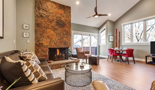 Walk to Restaurants and Coffee - Great New Hot Tub