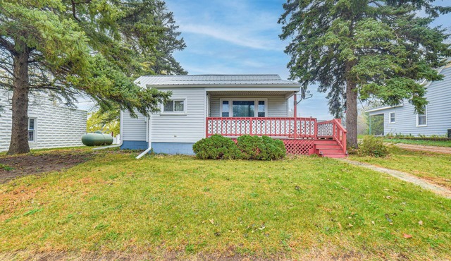 Walk to Restaurant & Bar: Home w/Deck in Gary