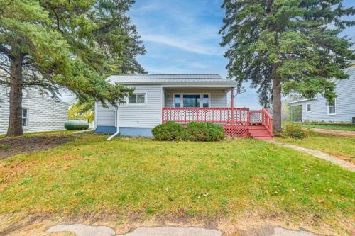 Walk to Restaurant & Bar: Home w/Deck in Gary