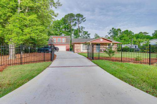 Walk to Restaurants Bluffton Retreat with Patio