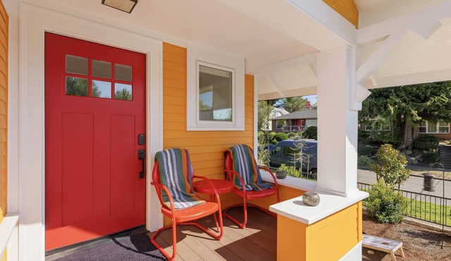 Walk to Restaurants & Coffee + BBQ w/Outdoor Seating + Tesla EV Charger