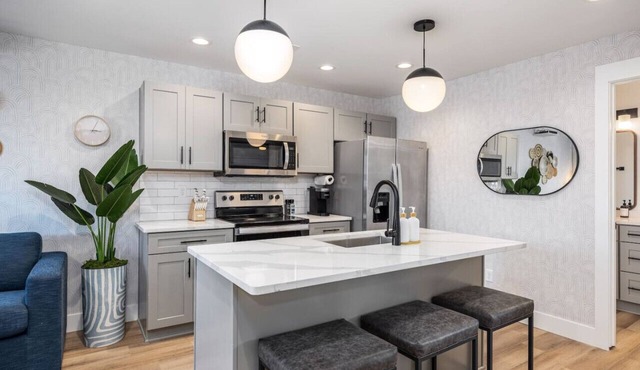 Walk to Restaurants from Condo, by Hospitals, 3 miles to Downtown