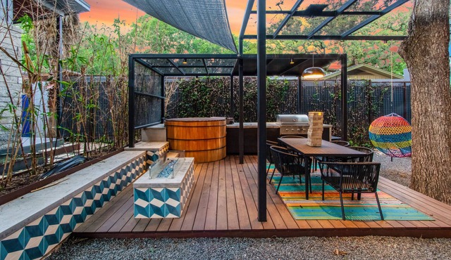*Walk to Restaurants* Hot Tub | 8 Beds | Sleeps 15!