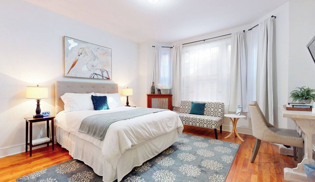 Walk to Restaurants, Shopping, near BU and Hosp