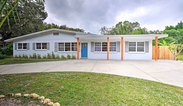 Walk to Restaurants: Sarasota Home w/Lanai!
