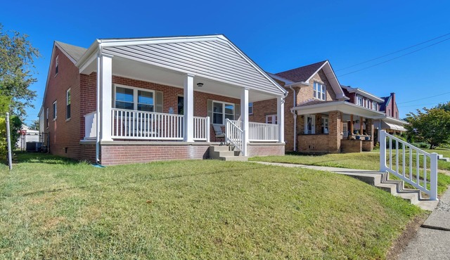 Walk to Ritter Park: Renovated Home Near Marshall!