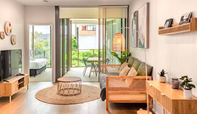 Walk to River, Cute Designer 2BR Apt in West End