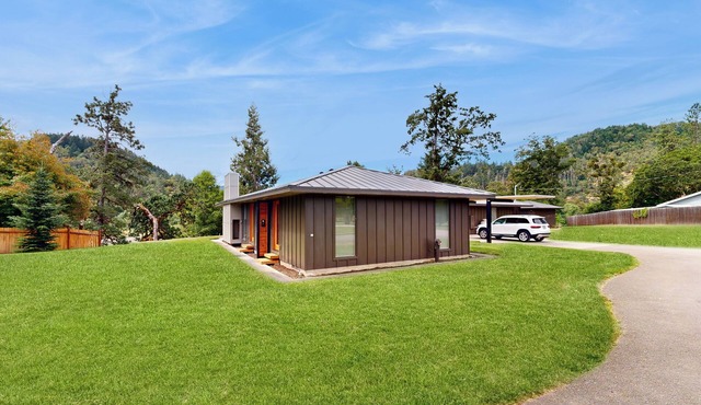Walk to River: Myrtle Creek Studio Near I-5