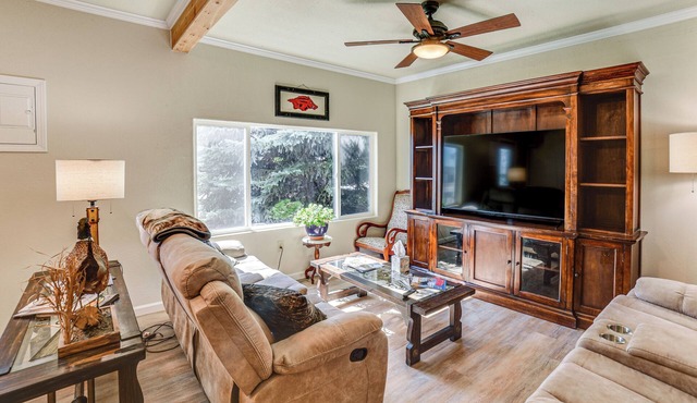 Walk to River: Oacoma Home w/Dog-Friendly Yard!