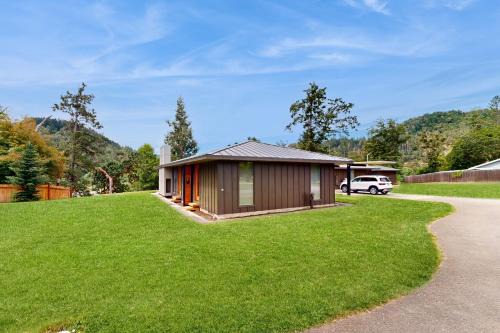 Walk to River Oregon Studio Near Attractions