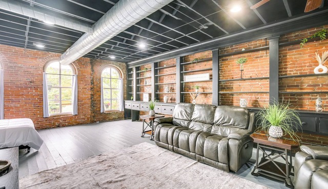 Walk to River + Shops: Downtown Hannibal Loft