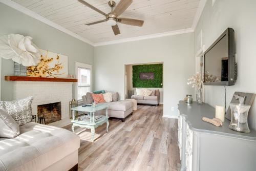 Walk to River & Shops: Downtown Dunnellon Escape