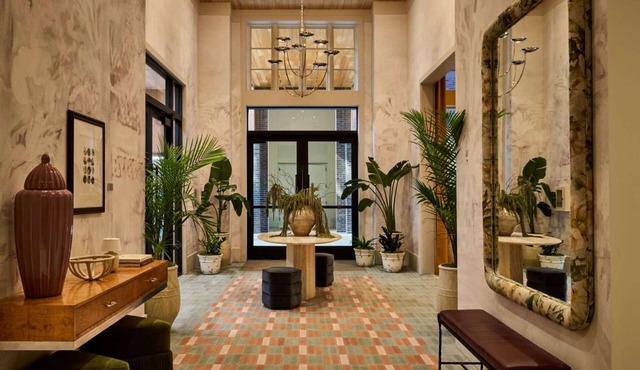 Walk to River Street + Pool & Bike Rentals