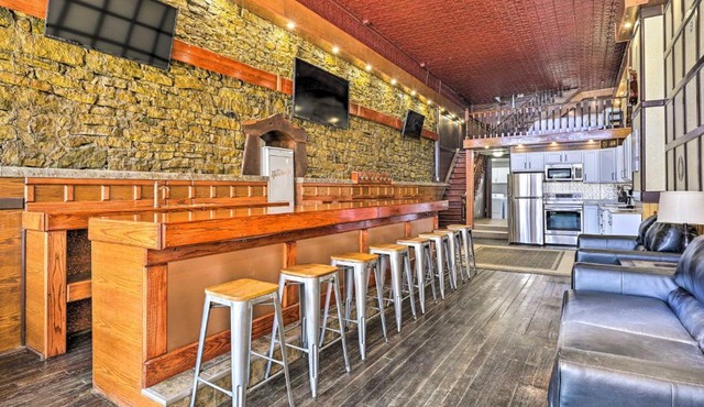 Walk to River Unique Studio in Renovated Bar!