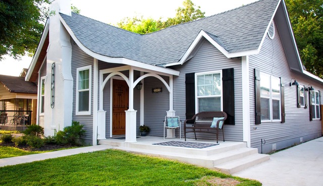 Walk to River walk, Pearl complex entertainment, & Best Farmers Market in 3 min