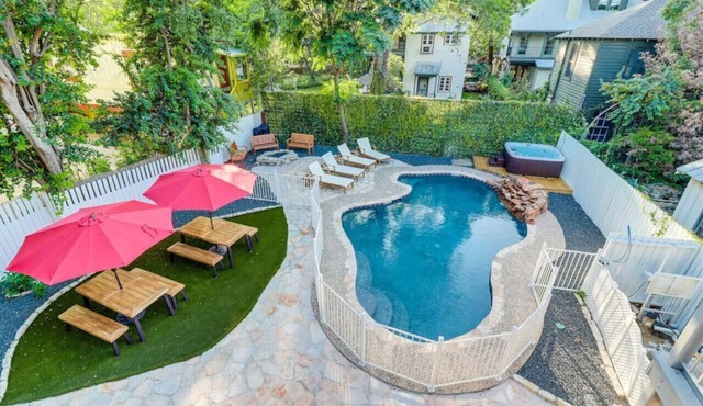 Walk to River Walk~Heated Pool~HotTub~Sleeps 13