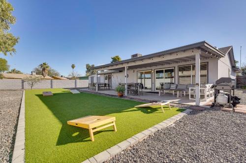 Walk to Riverview Park! Dog-Friendly Mesa Retreat