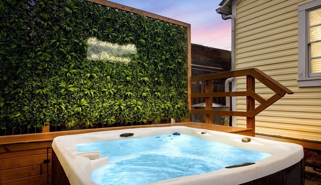 Walk to Riverwalk! 2BR w/Hot Tub & Parking