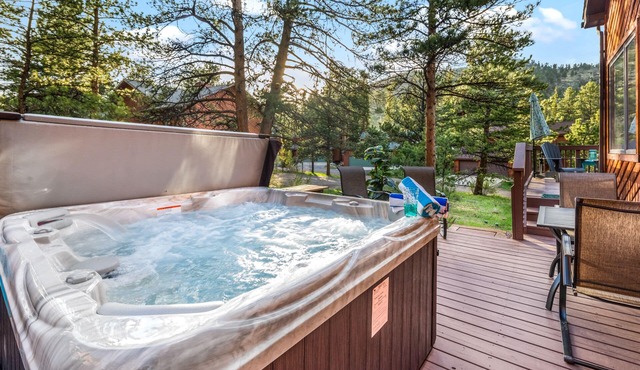 Walk to RMNP, hot tub, mountain views and river access.