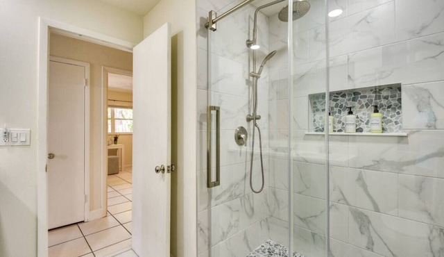 Walk to Sarasota Bay, Free WIFI, parking and laundry