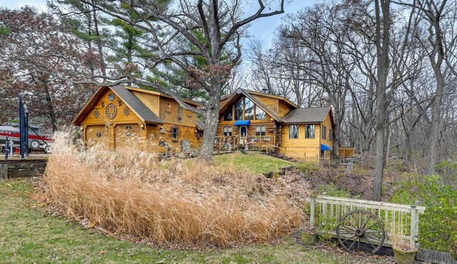 Walk to Saylorville Lake: Spacious Home w/Deck!