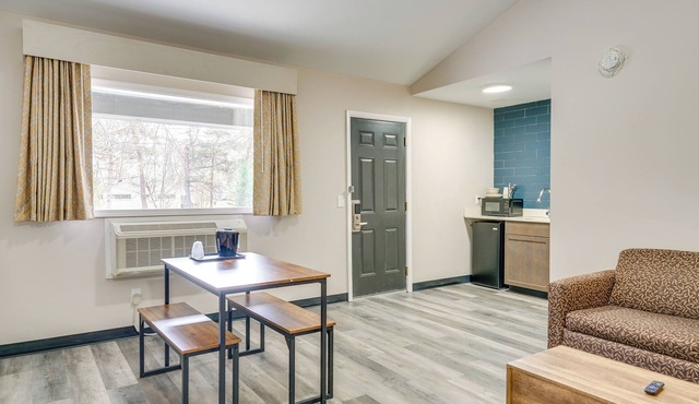 Walk to Shopping & Dining: Port Huron Studio