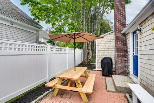 Walk to Shops and Dining Cozy Osterville Cottage