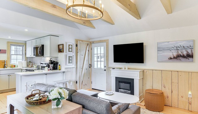 Walk to Shops & Dining: Cozy Osterville Cottage