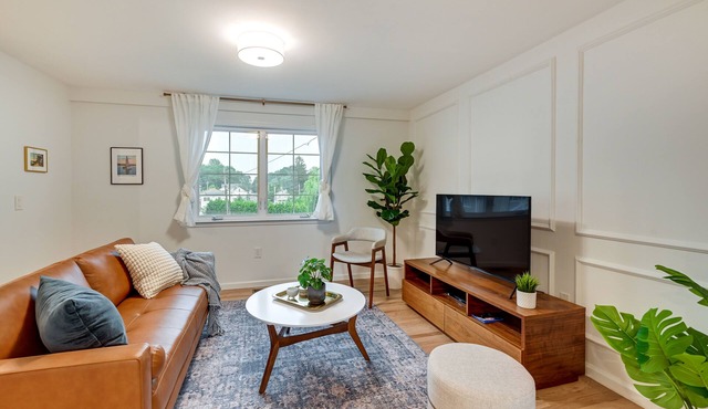 Walk to Shops & Dining: Glen Cove Apt w/Yard!