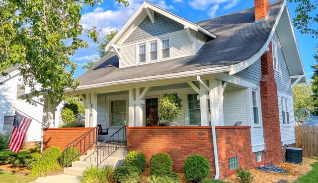 Walk to Shops & Dining, Great Location! - 3br