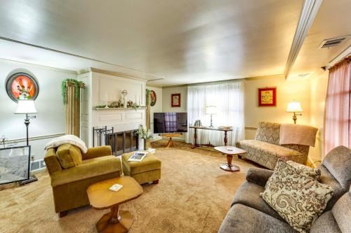 Walk to Shops & Eats: Apt in Downtown Elizabeth