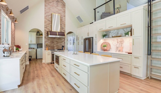 Walk to Shops & Winery! Stylish Dtwn Ovilla Home