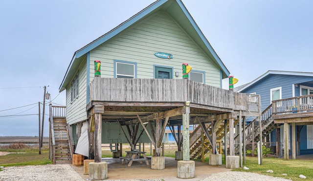 Walk to Shore: Cottage w/Deck in Surfside Beach!