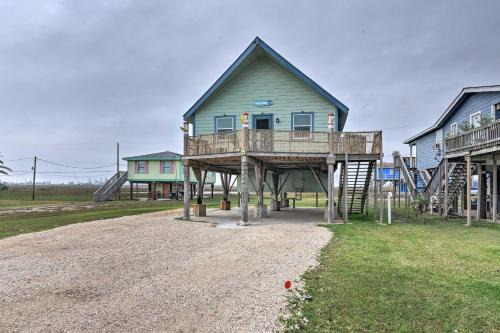 Walk to Shore: Cottage w/Deck in Surfside Beach!