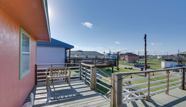 Walk to Shore & Restaurants: Surfside Beach Home!