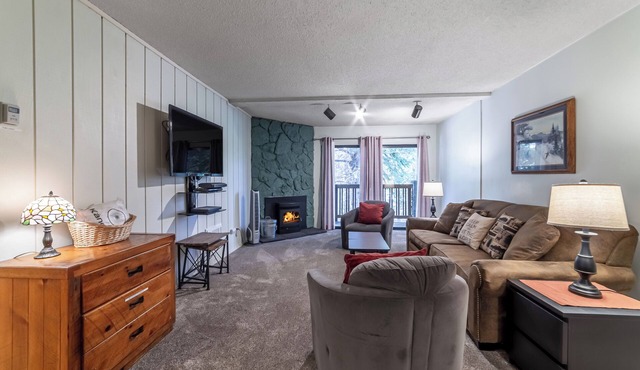 Walk to Ski, Pet-Friendly Condo & Spa 374