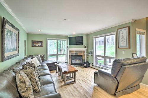 Walk to Ski Shuttle Spacious Breck Gem with Hot Tub