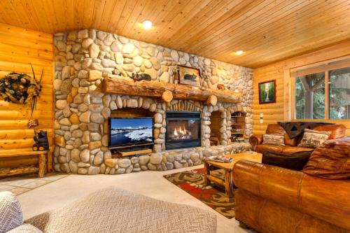 Walk to Ski Slopes Trails Cozy 2-Bedroom 3-Bath Recently Renovated Condo with Pool Hot Tub BBQ and AC BBL-251 by KBM Resorts