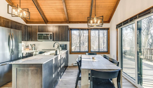 Walk to Ski Slopes: Wintergreen Resort ‘Treehouse’