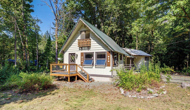 Walk to Skykomish River: Wooded Escape w/Fire Pit