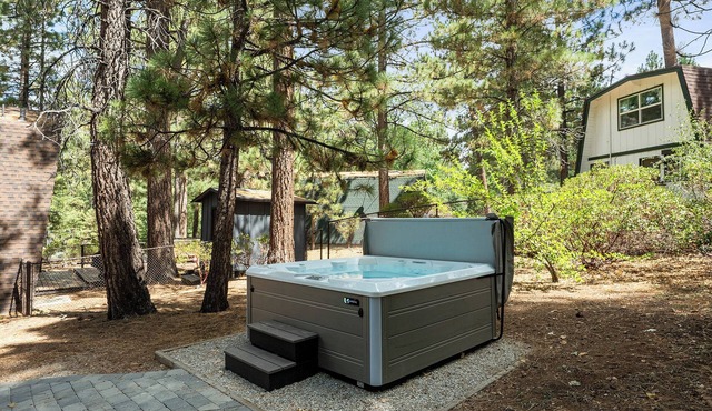 WALK to SLOPES! HOT TUB, Adorable Cabin, GAME ROOM, Fire pit! ROMANTIC!