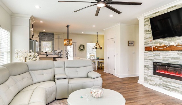 Walk to Smith Beach: Spacious Home w/Hot Tub