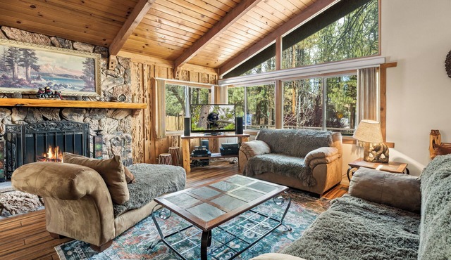 Walk to Snow Summit, Hot Tub, AC, Tesla Charger & Fire Pit, Evergreen Cabin