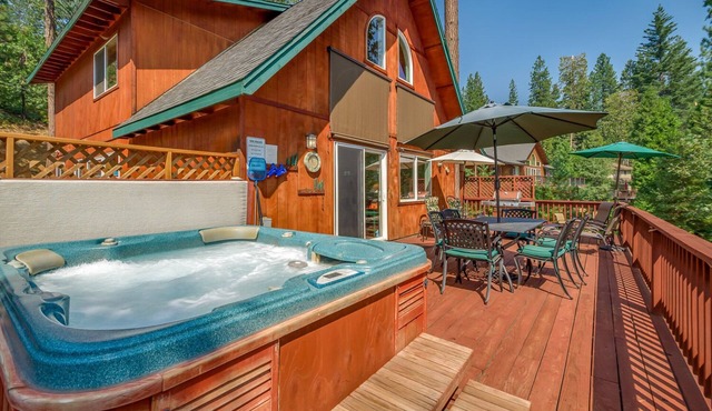 WALK TO SNOWFLAKE LODGE W/HOT TUB AND AC