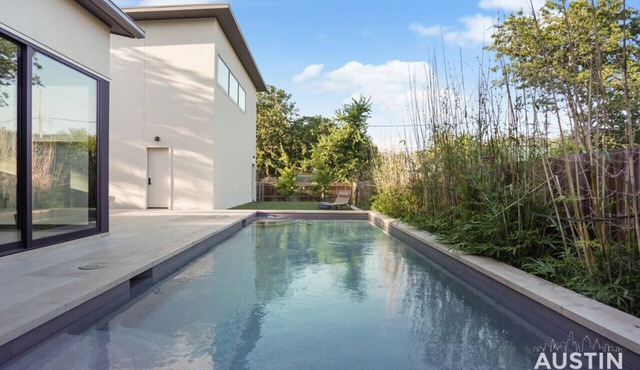 Walk to Soco + Lounge Poolside at Luxe King Suite
