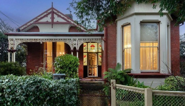 Walk to Sovereign Hill, Cafes & Shops from this historic, pet-friendly villa.