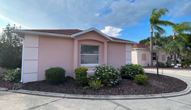 Walk to Spanish Springs, free 4 seater golf cart, covered patio! Pools nearby!